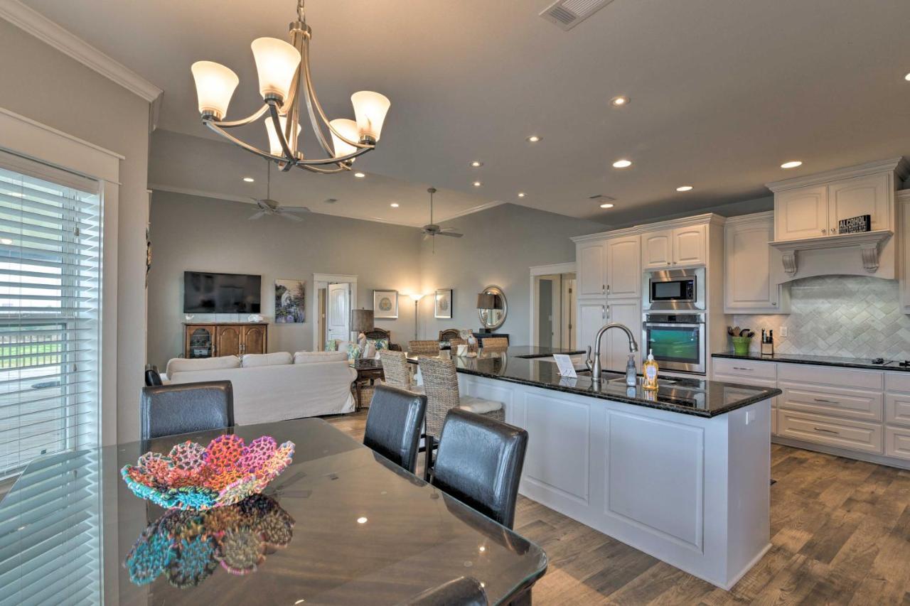 Coastal Port Bolivar Home - Walk To Beach! Exterior photo